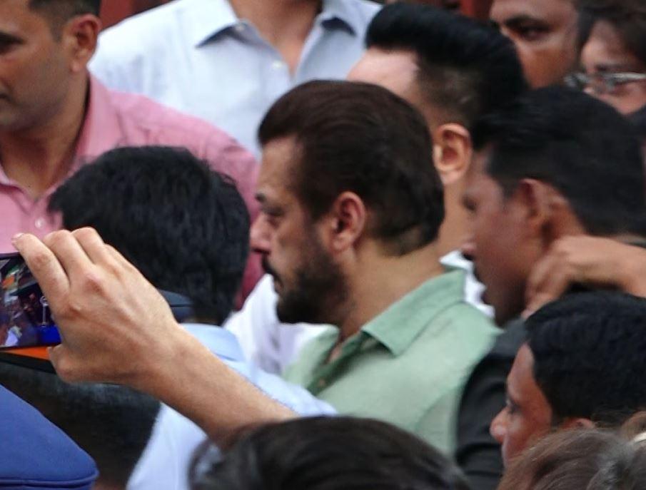 Salman Khan visits Baba Siddique home