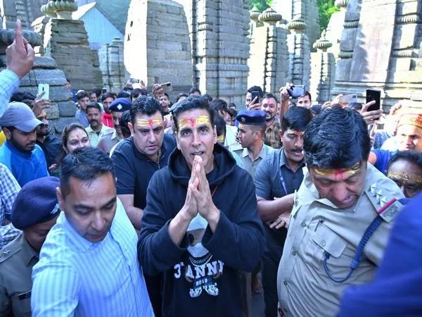 Akshay Kumar Offers Prayers At Jageshwar Dham