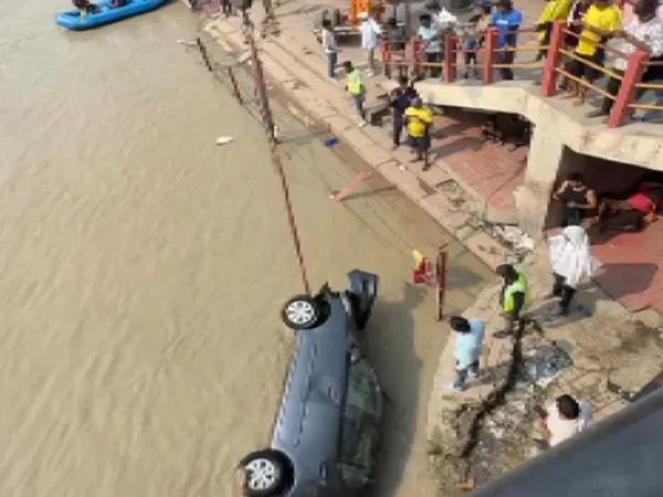 SDRF Pulls Out 4 Submerged Vehicles From River Ganga