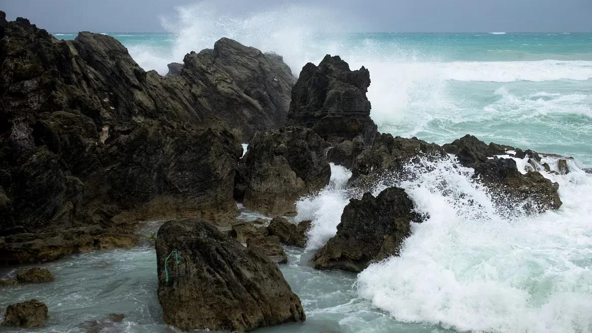 Hurricane Ernesto approach Church Bay, Bermuda