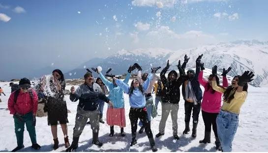 Tourists in J & K