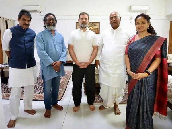 Jharkhand CM Hemant Soren with Mallikajun Kharge and Rahul Gandhi