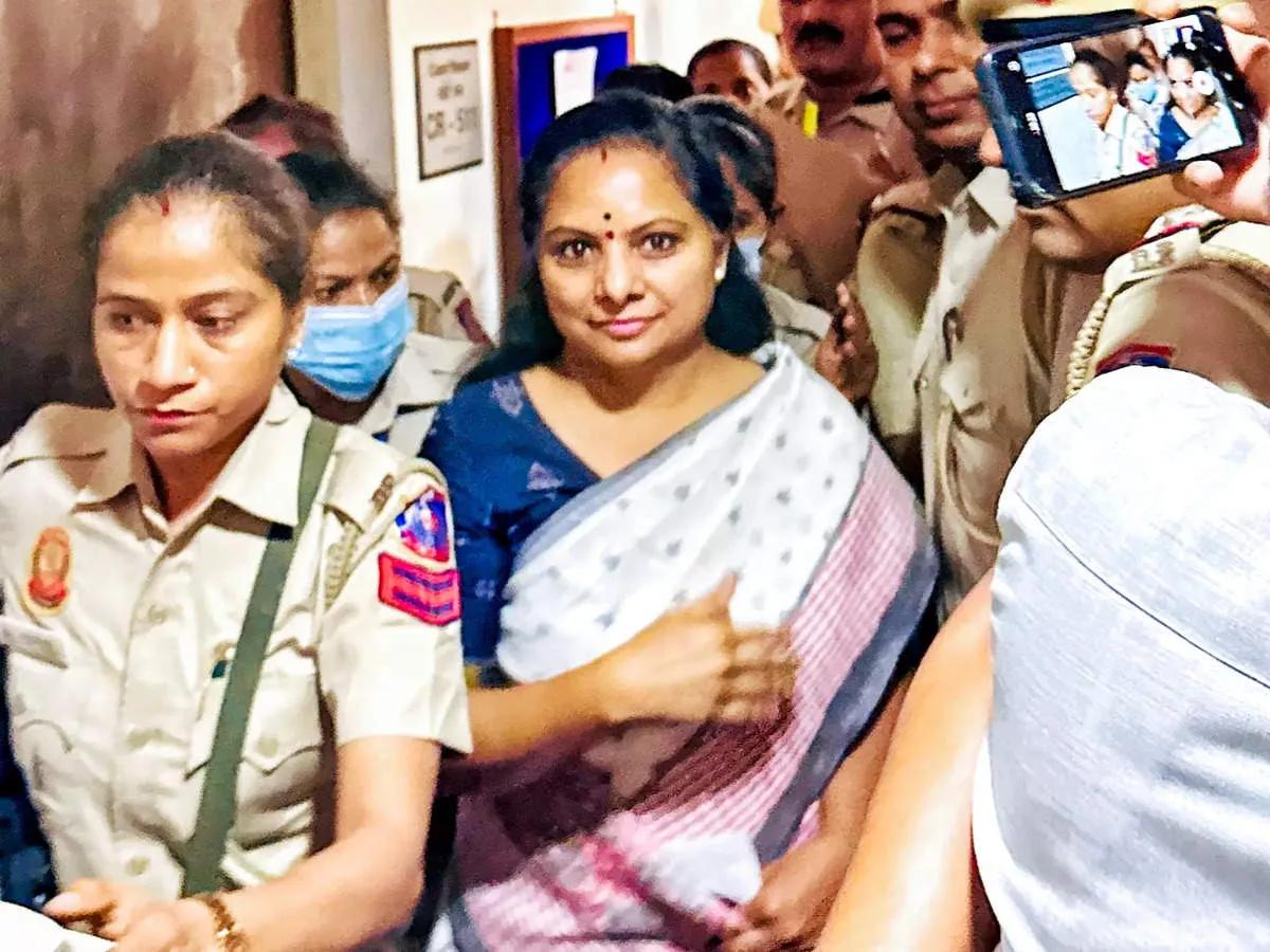 K Kavitha with Police to the Court