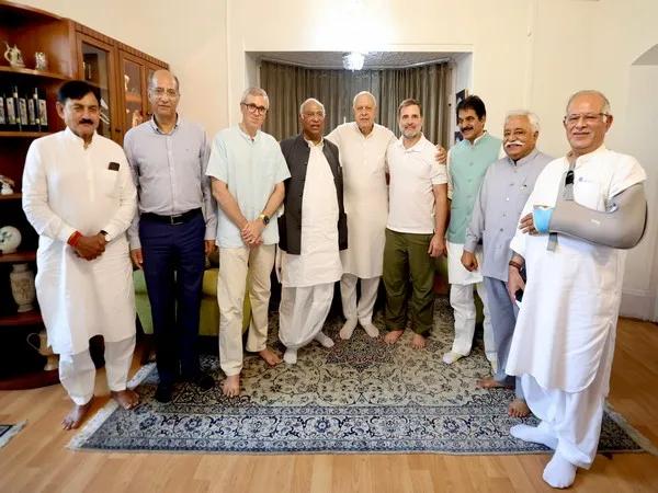 Mallikarjun Kharge, Rahul Gandhi with Farooq and Omar Abdullah