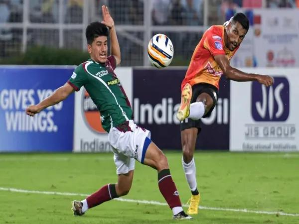 Mohun Bagan Super Giant's Anirudh Thapa and East Bengal FC's Nandhakumar Sekar