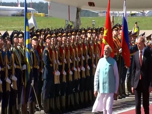 PM Narendra Modi accorded Guard of Honour in Moscow