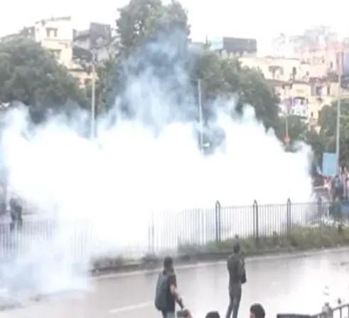 Police lob tear gas Howrah