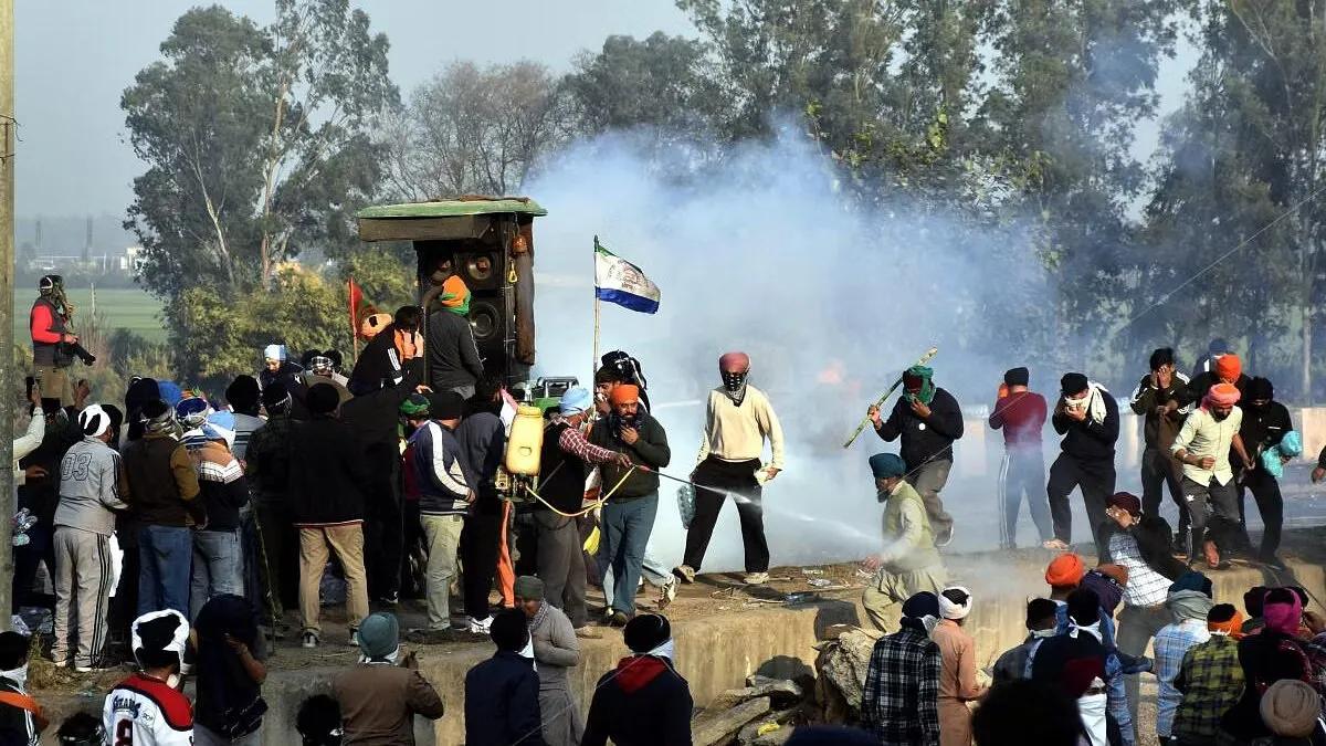 Police use tear gas to disperse farmers