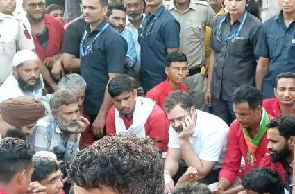 Rahul makes surprise visit to Railway station, interacts with porters