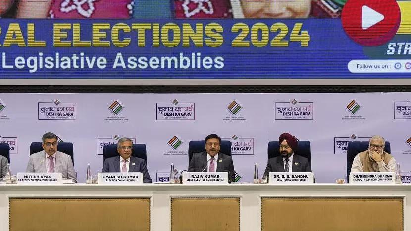 Rajiv Kumar with Gyanesh Kumar, SS Sandhu and other Officials