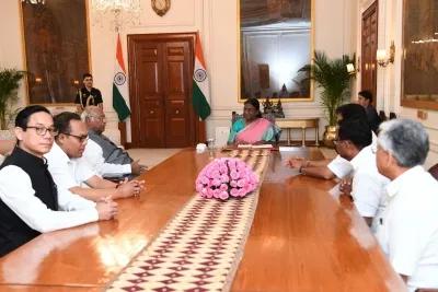 Kharge-led Cong delegation meets Prez