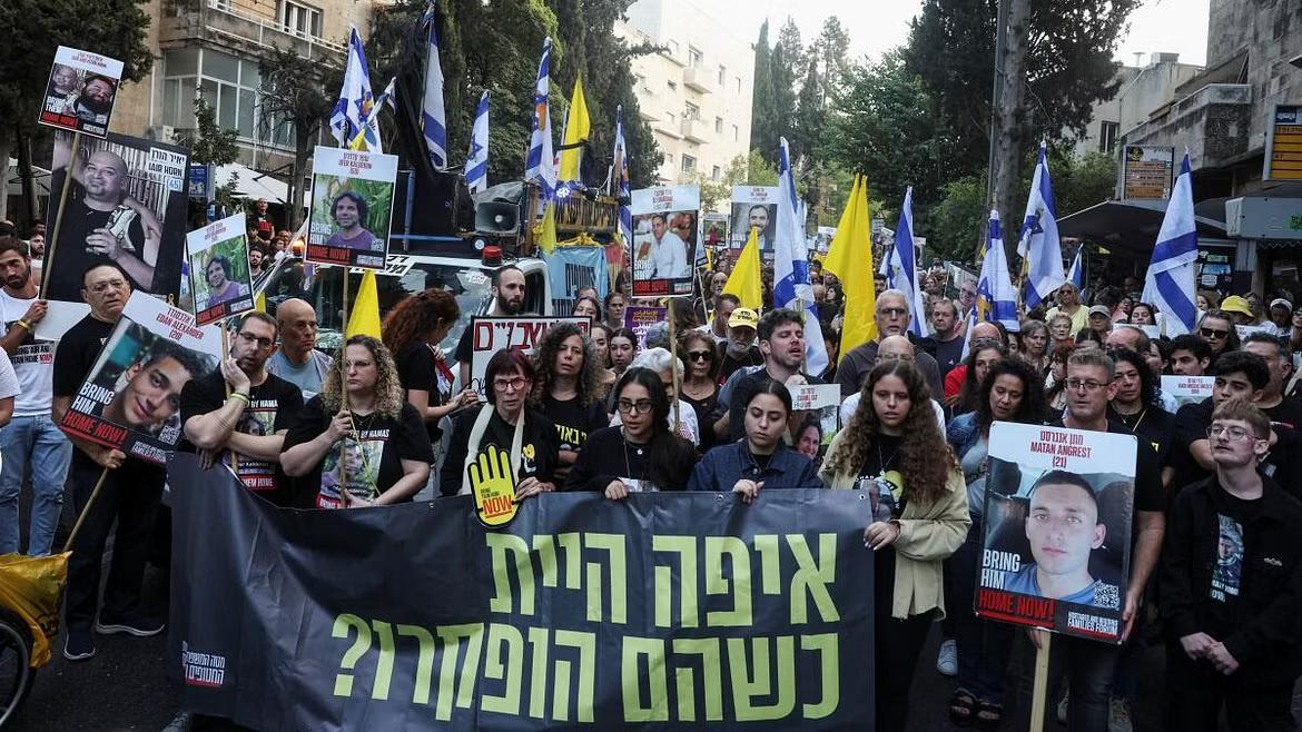 Protesters march towards Israeli Prime Minister Benjamin Netanyahu's private residence