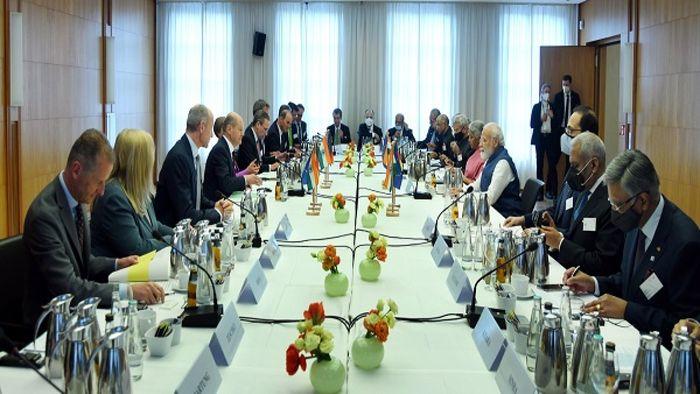 PM Modi and Chancellor Scholz discuss economic cooperation with top CEOs