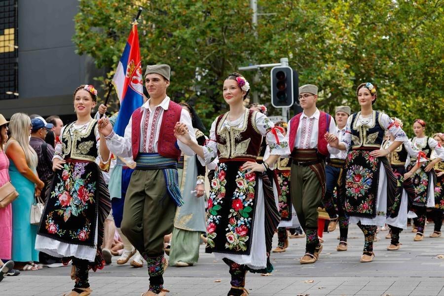 Australia's gender pay gap falls, but men dominate highest-paying roles: Govt report
