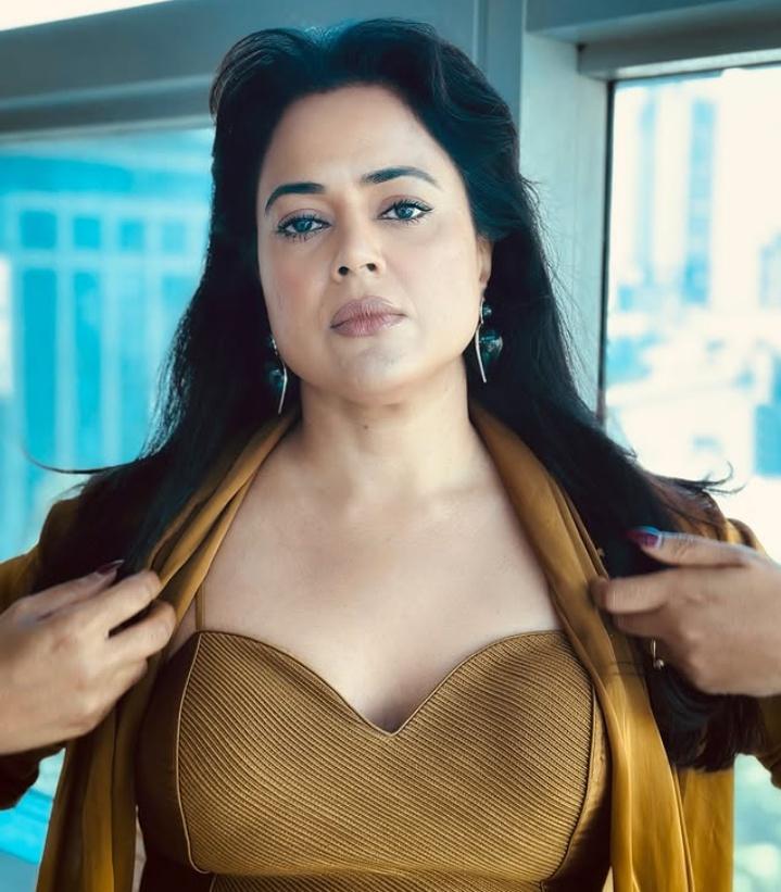 Sameera Reddy struggles to walk amid Mumbai traffic, says ‘forgot how hectic it is’
