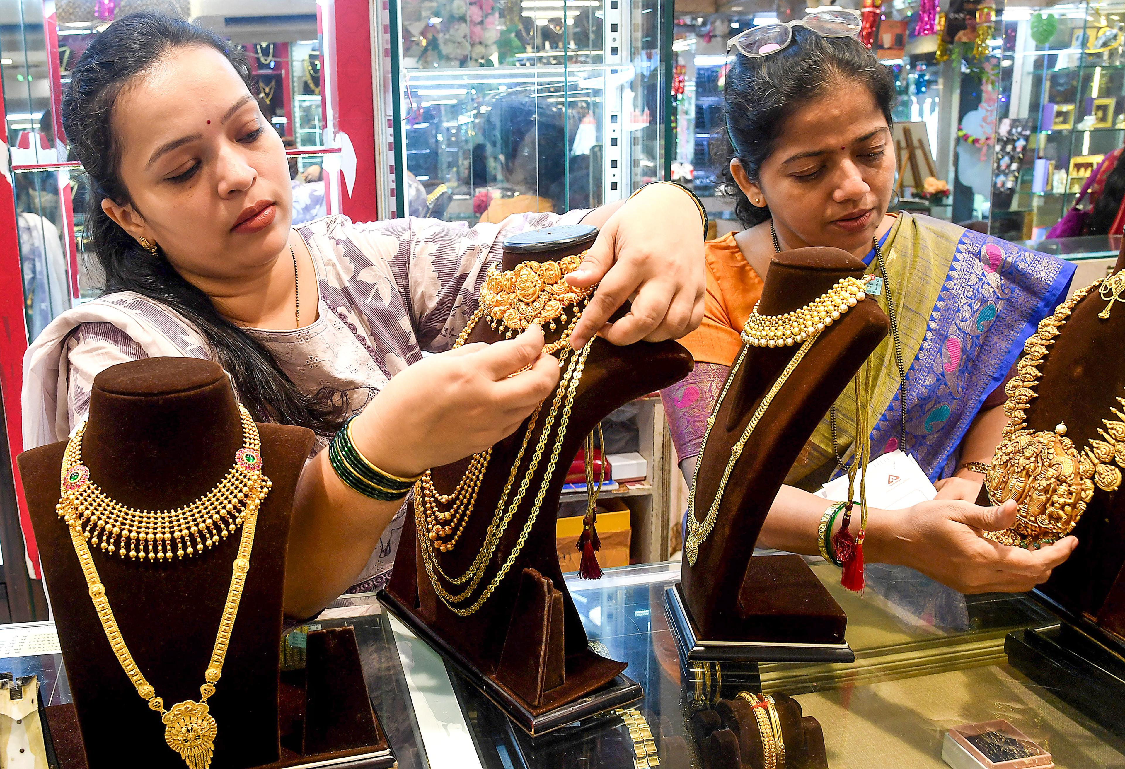 Gold, silver prices rise over macro-economic factors