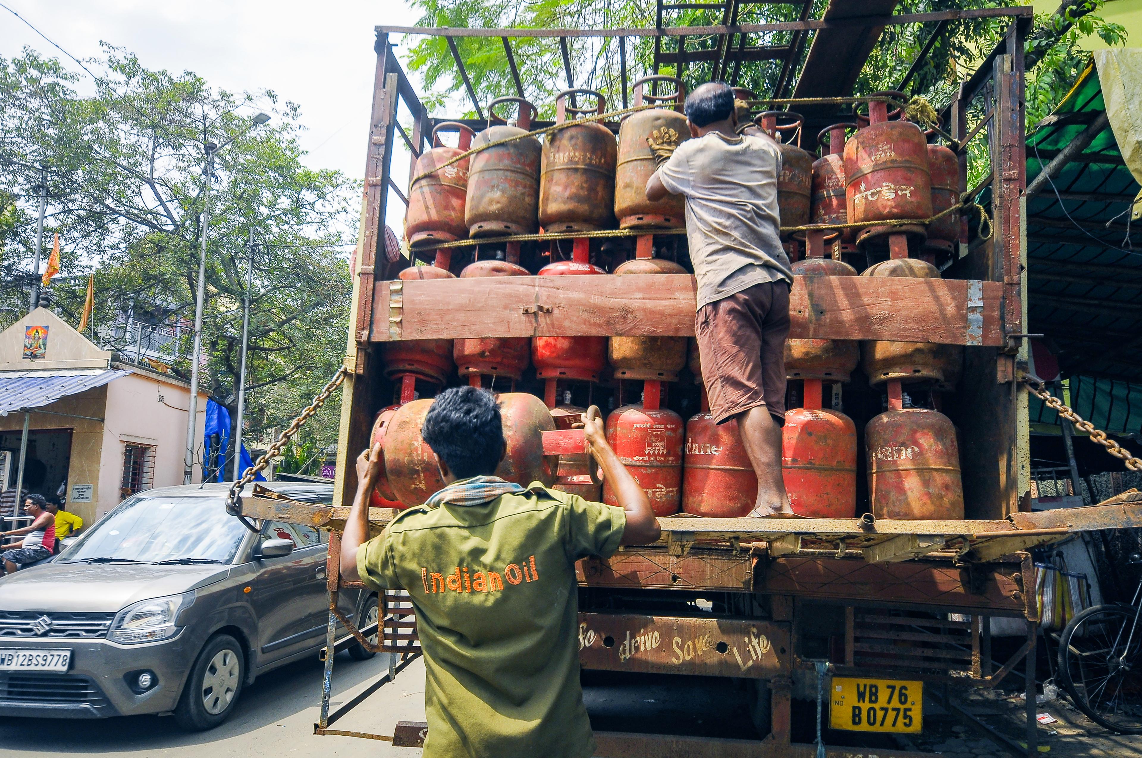 Over 54 lakh LPG refills delivered in a day, have sufficient stocks of petrol and diesel: Govt