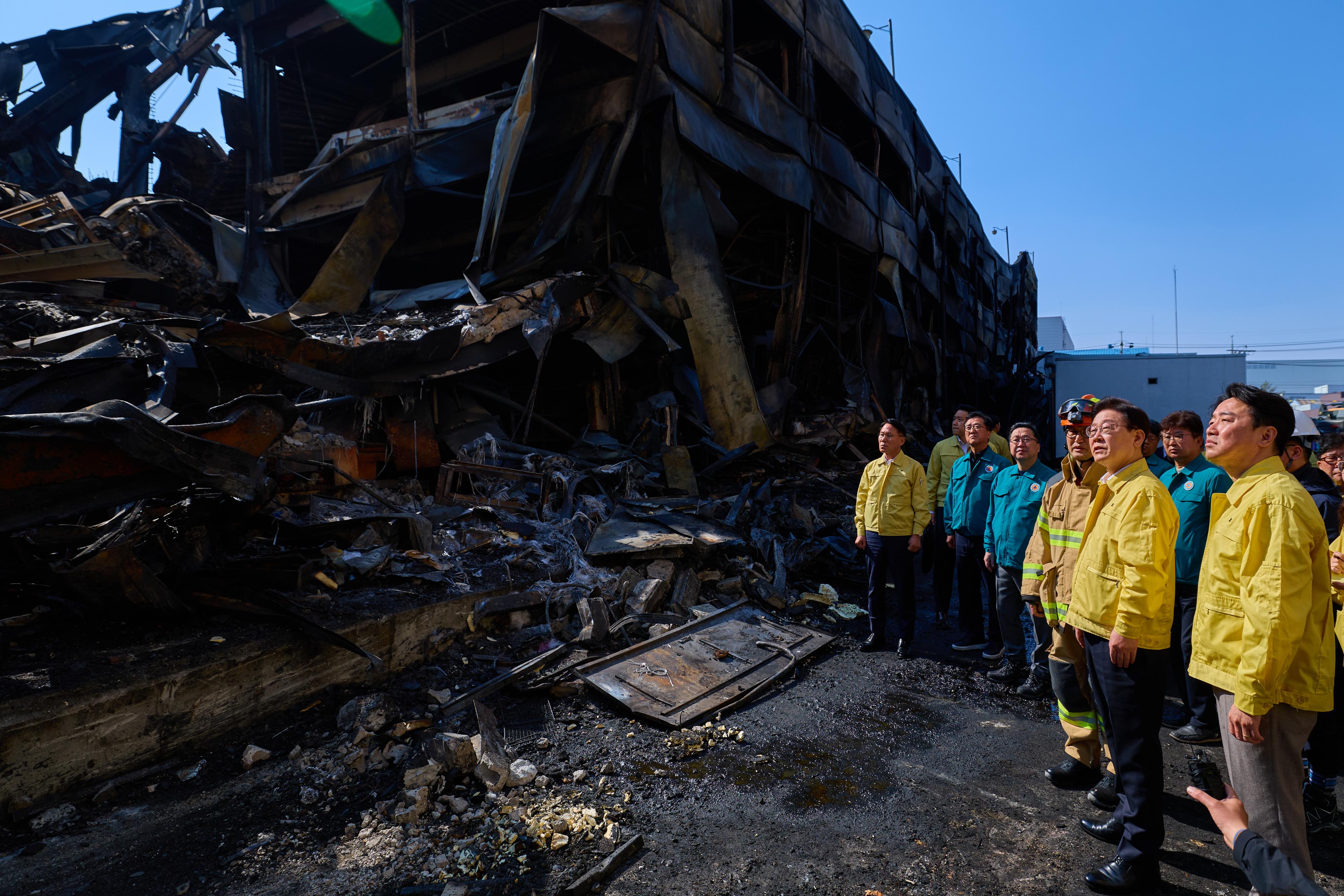 South Korea auto parts plant fire: Death toll climbs to 14, Lee inspects site