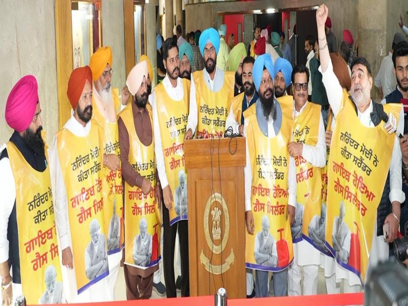 Punjab AAP legislators protest outside Assembly over LPG shortage