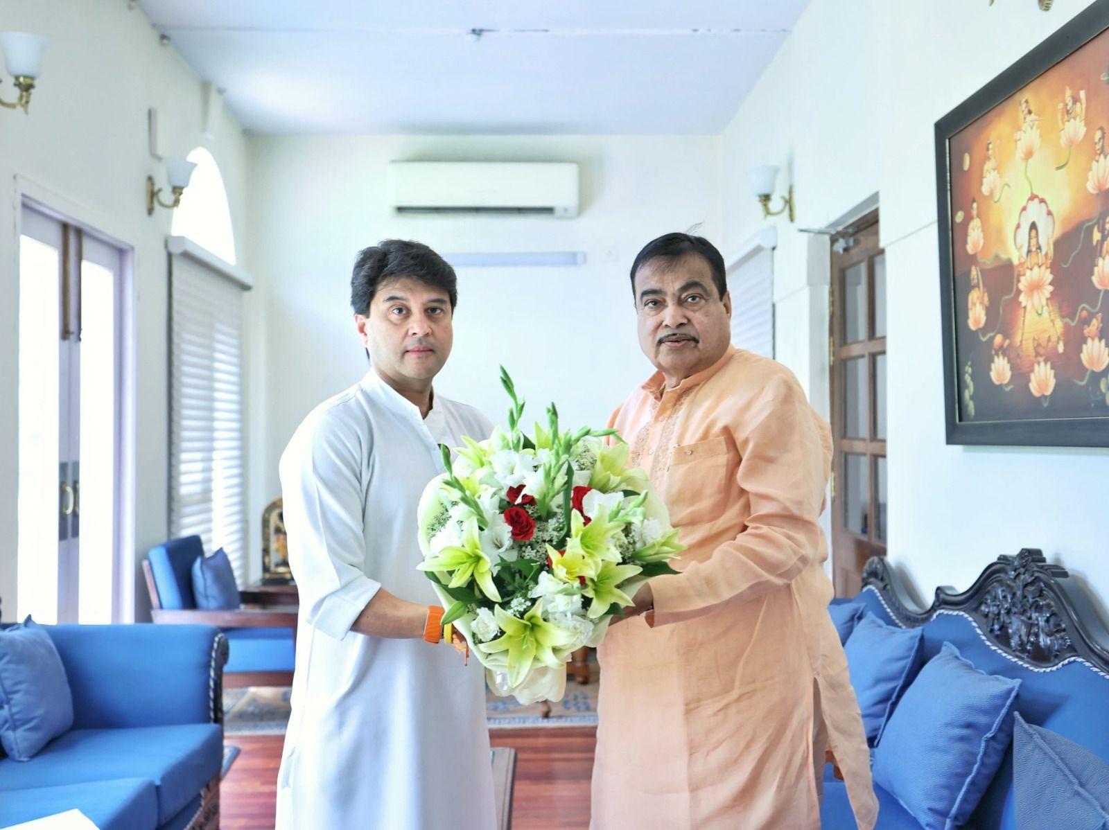 Jyotiraditya Scindia meets Nitin Gadkari on road projects in MP