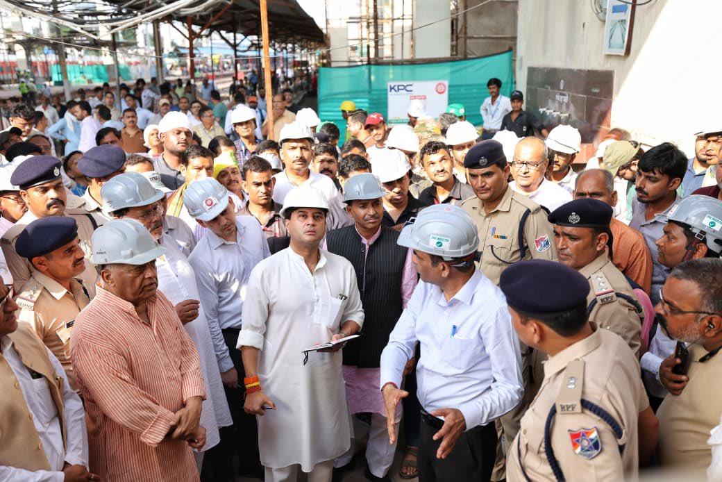 Union Minister Scindia inspects redevelopment work of Gwalior Railway station
