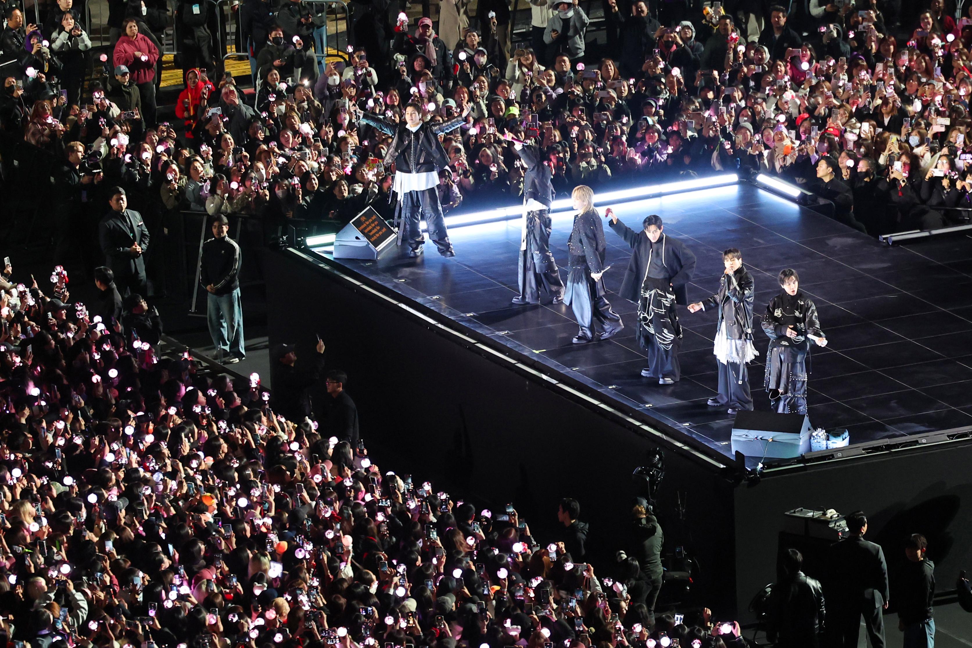 Foreign visitors surge in major areas in Seoul on BTS concert day: Data