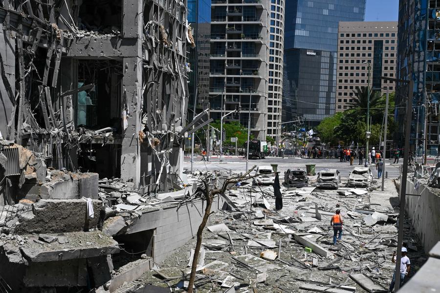 US begins charter flights from Middle East amid cronflict