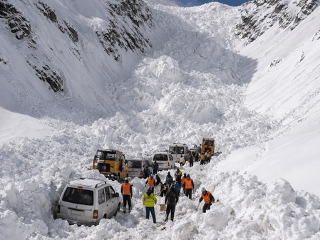 Six killed, 5 injured in Zojila Pass avalanche tragedy (Lead)