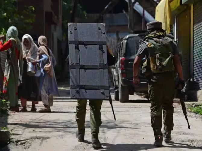 Terrorists shoot two non-local labourers in Anantnag, J&K