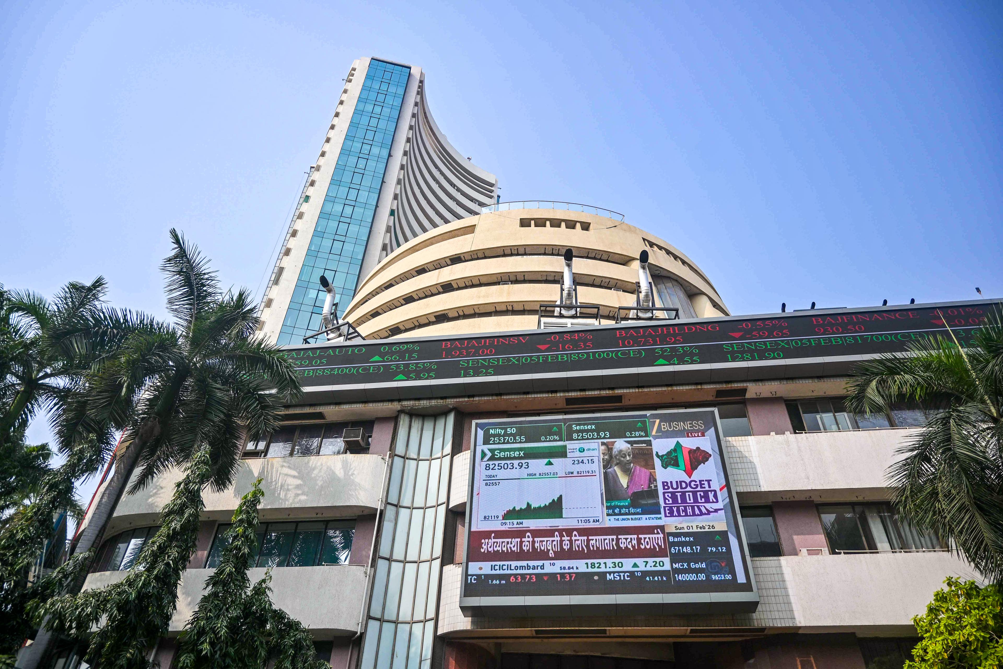 Indian stock markets trade lower, metals lead losses