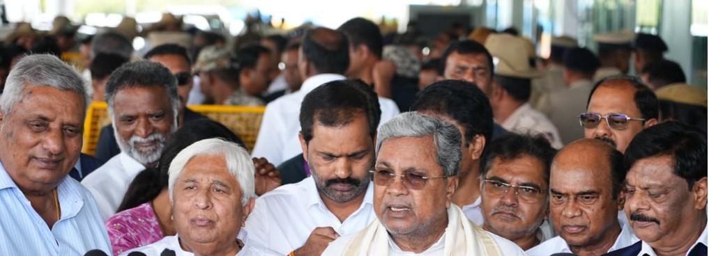 'Will continue as K'taka CM & present budget', says Siddaramaiah amid leadership row