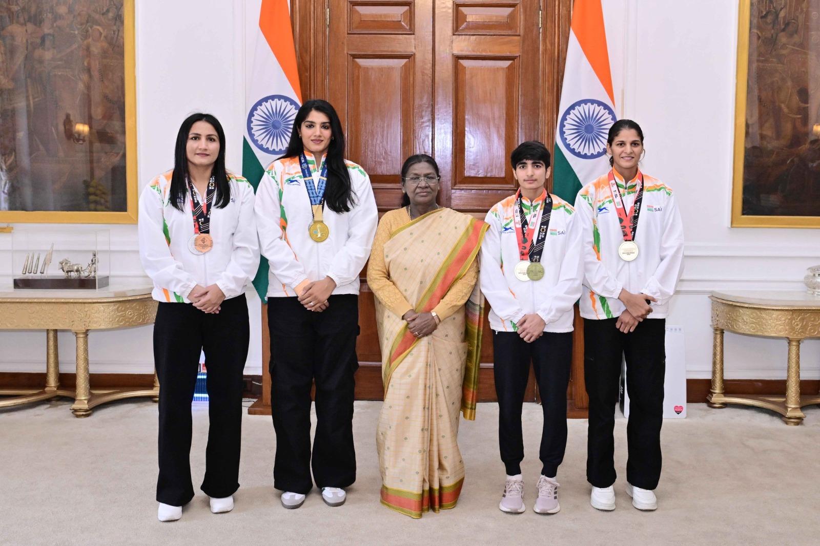World Boxing Championships’ medal-winning women boxers felicitated by President Droupadi Murmu
