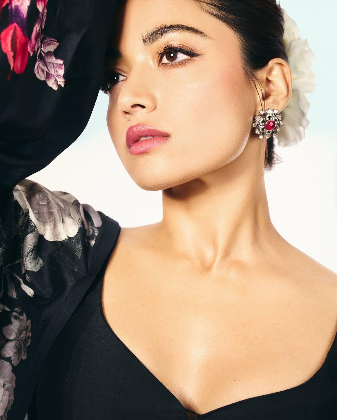 Rashmika Mandanna sneaks into the theatre to witness audience reaction to 'Thamma'