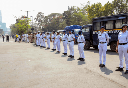 Alert Kolkata cops arrest over 300 during Dol Yatra for indecent behaviour, drunkenness
