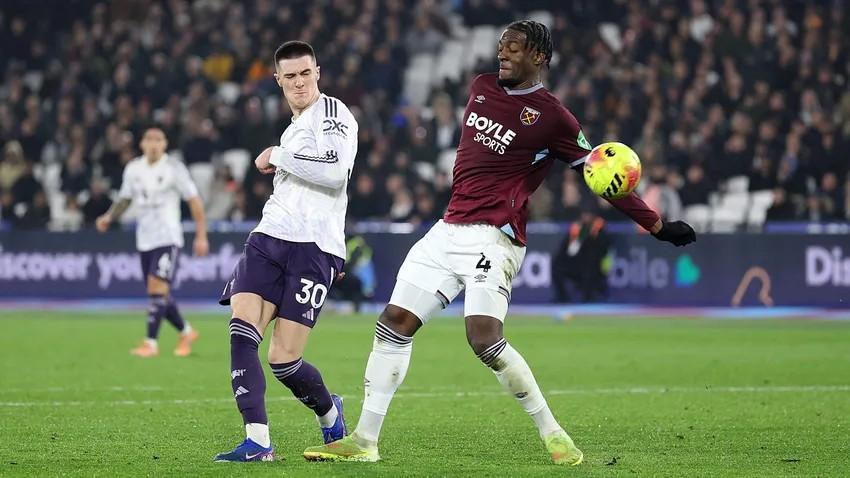 United rescue point at West Ham, Chelsea held at home by Leeds