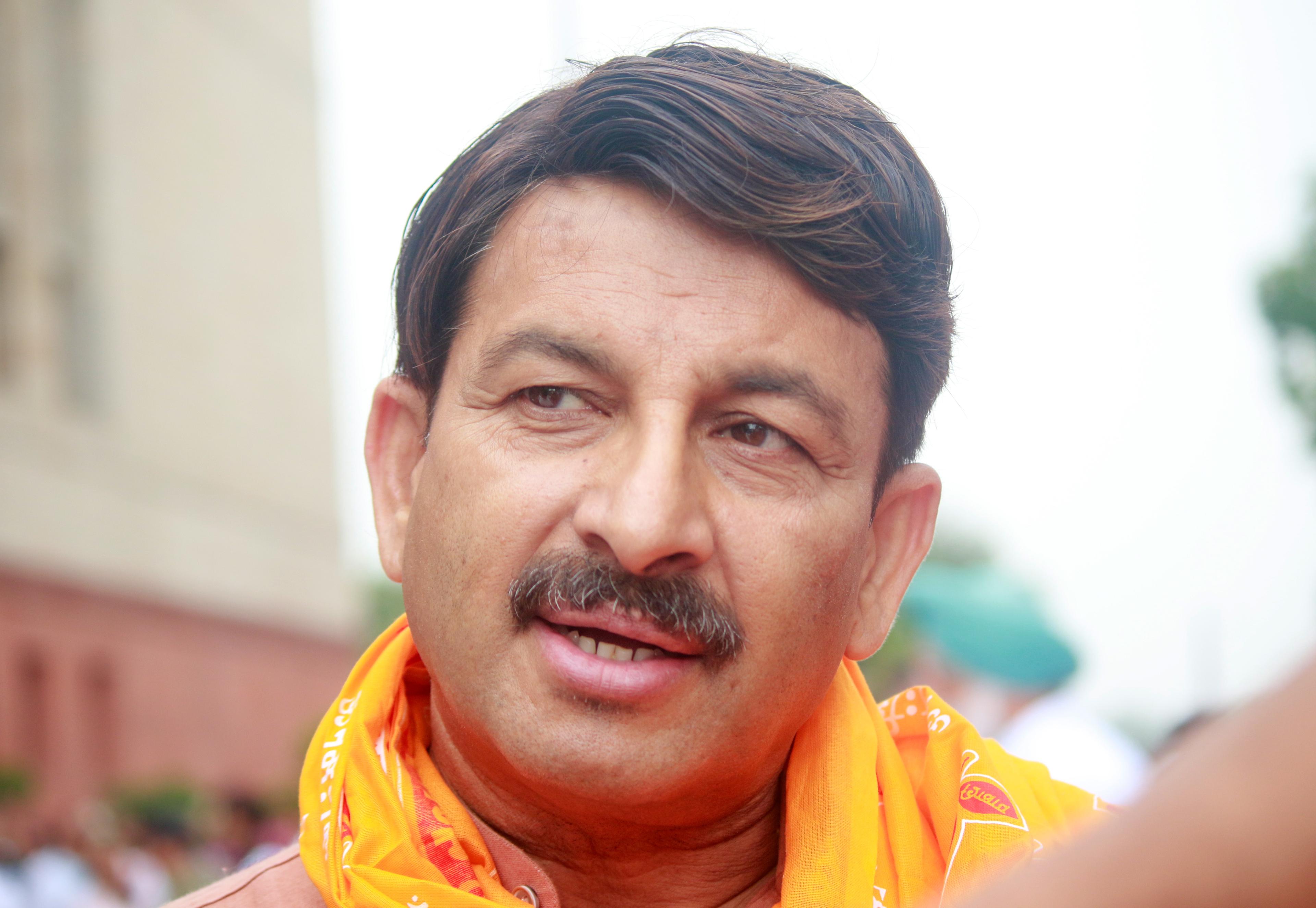 Bihar: Manoj Tiwari begins Kanwar Yatra from Sultanganj