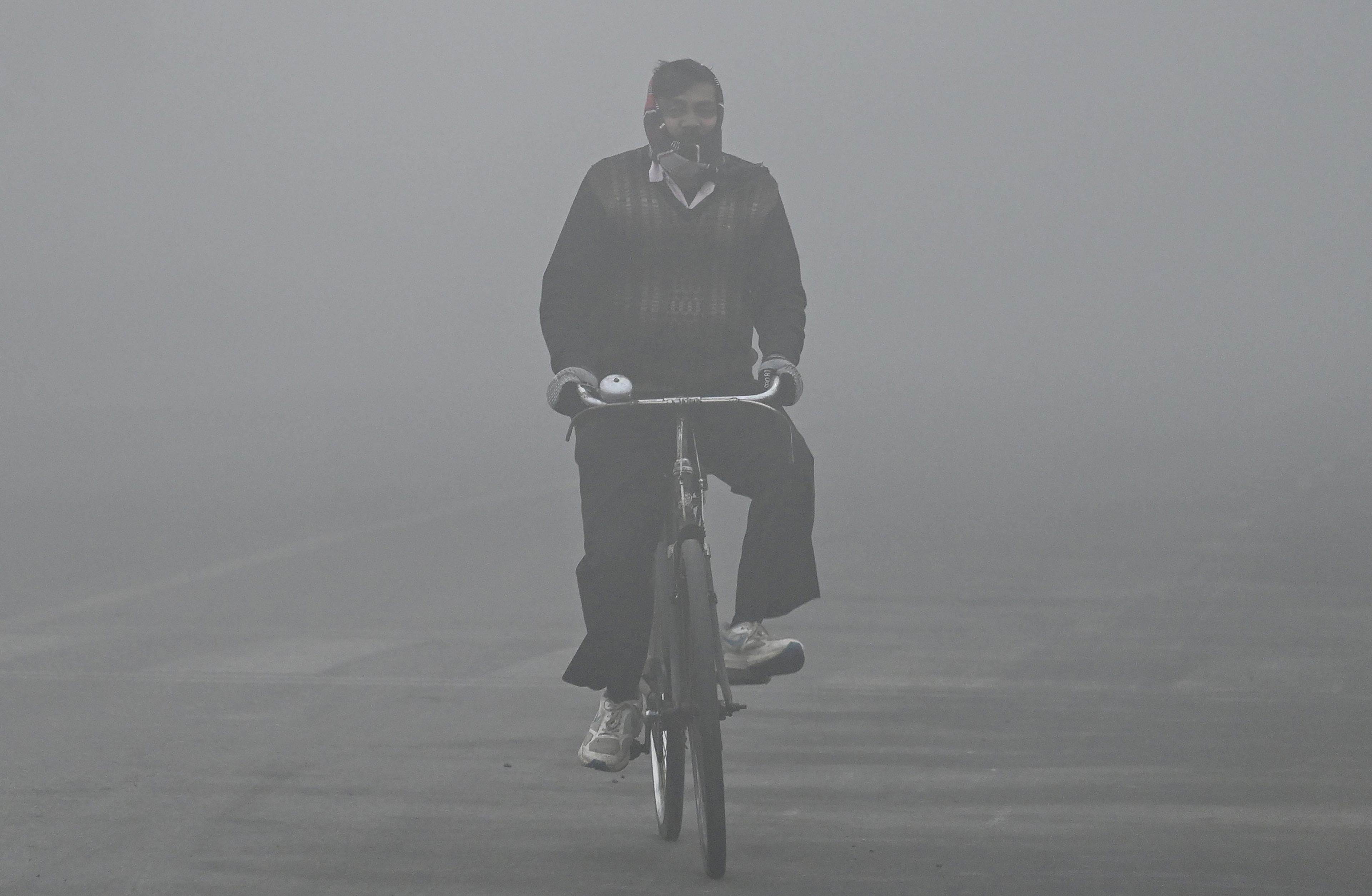 Delhi-NCR wakes up to dense fog with AQI in moderate to poor categories