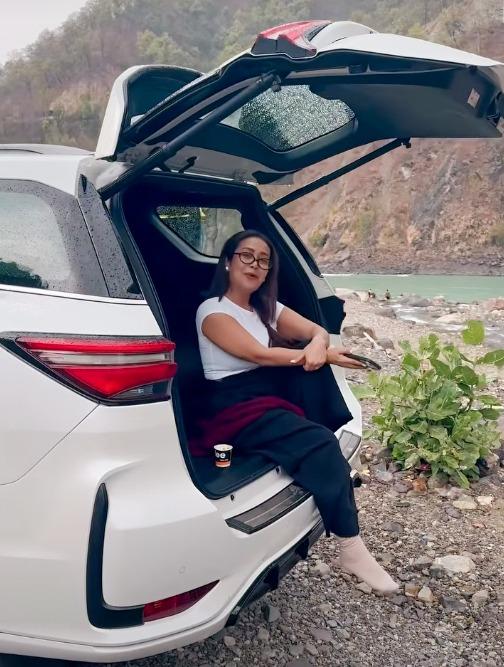 Neha Kakkar enjoys barish & chai with a beautiful rendition of Arijit Singh's 'Tumse Behtar'