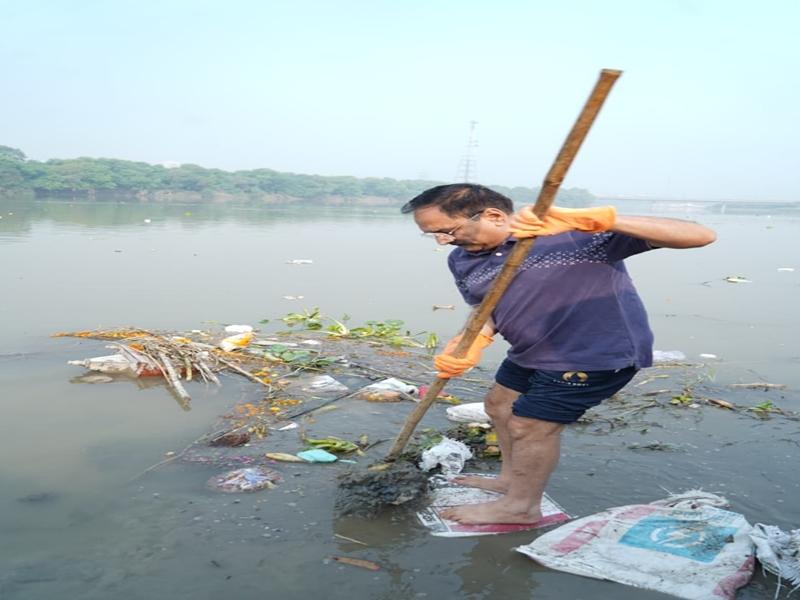 Delhi BJP chief cleans, hastens reopening of Chhath Ghat near Yamuna Bank Metro Station
