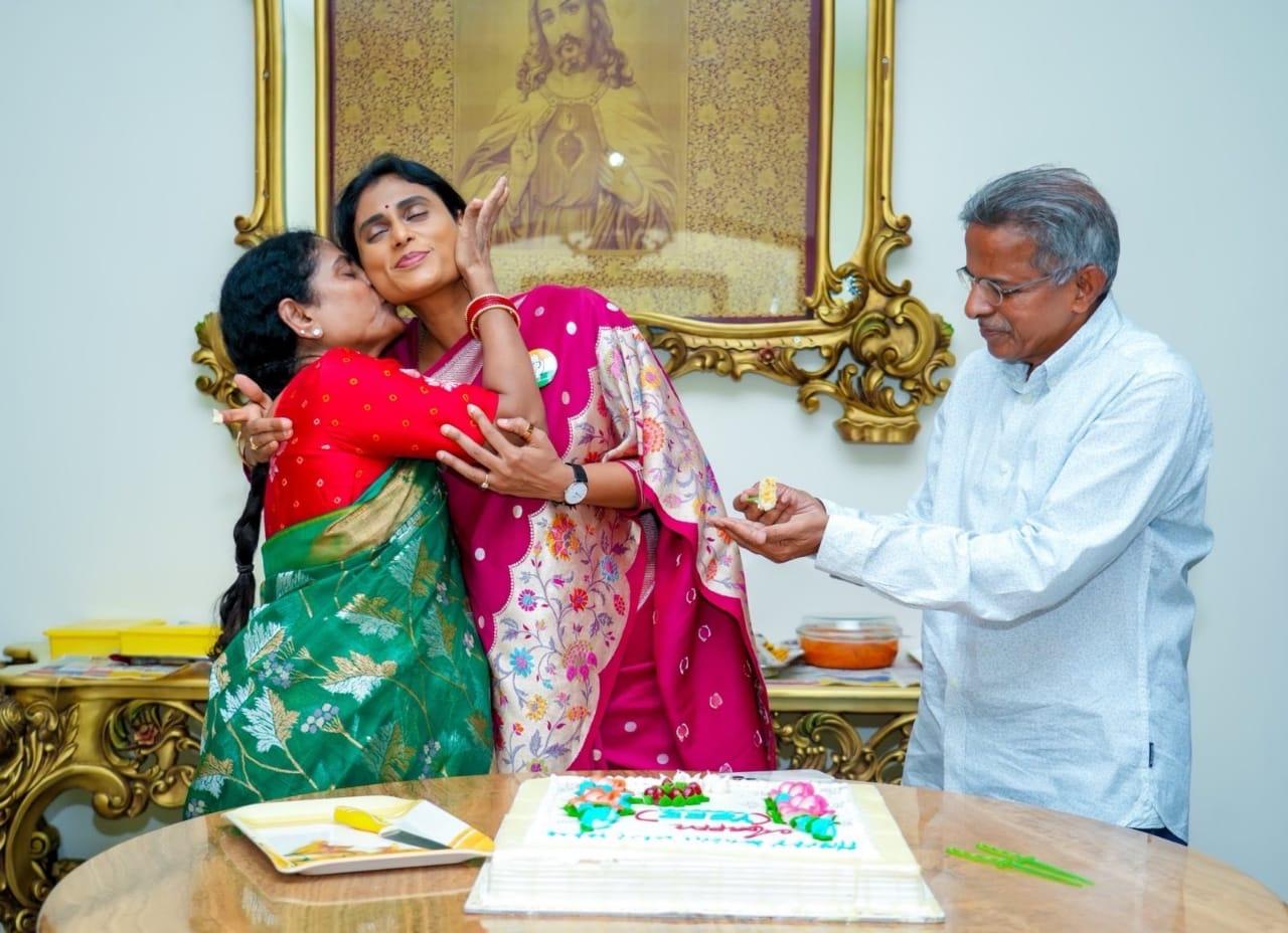 YS Jagan, Sharmila pay tributes to father YSR