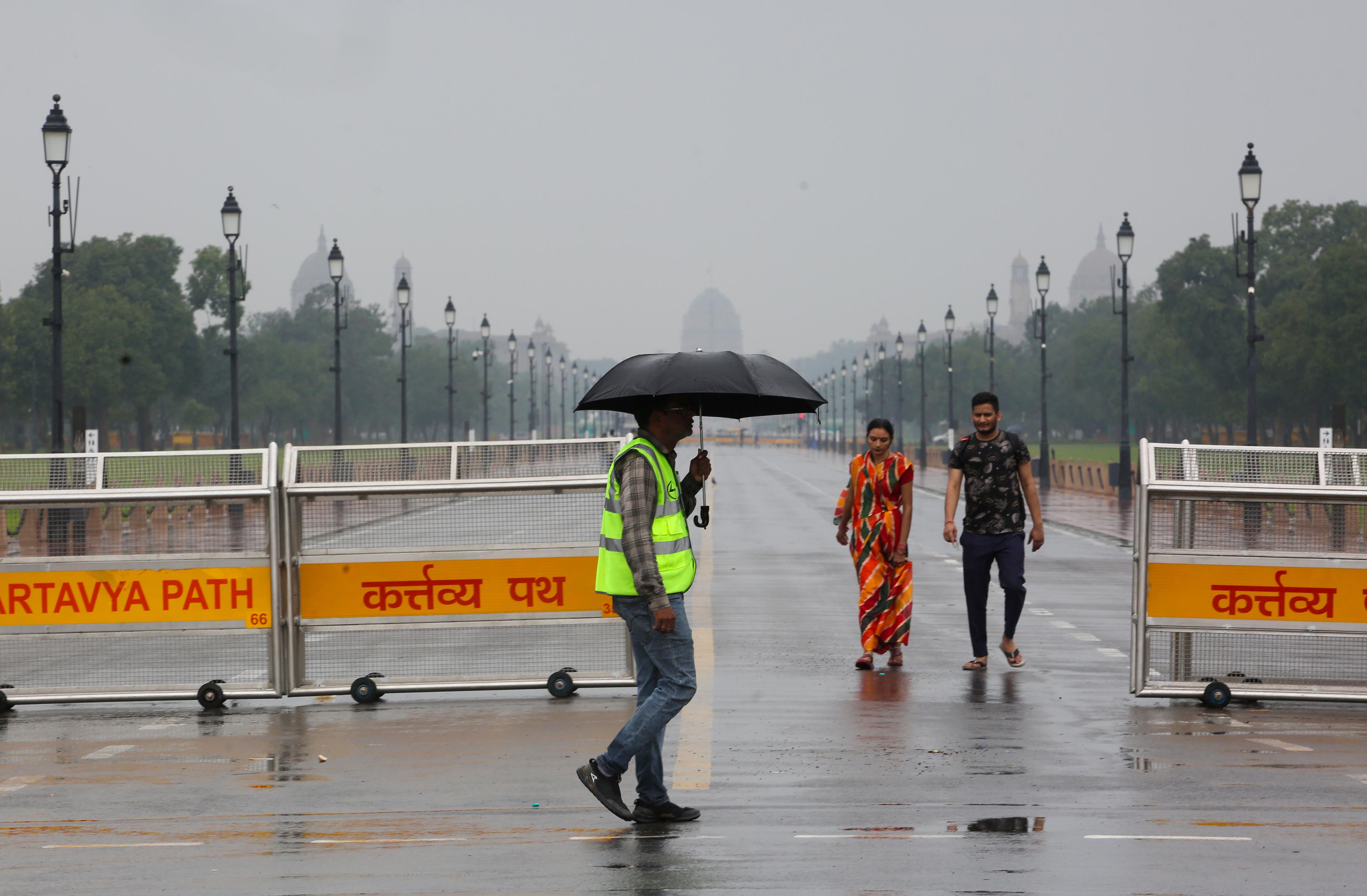 Delhi-NCR wakes up to light showers, IMD issues 'red alert'