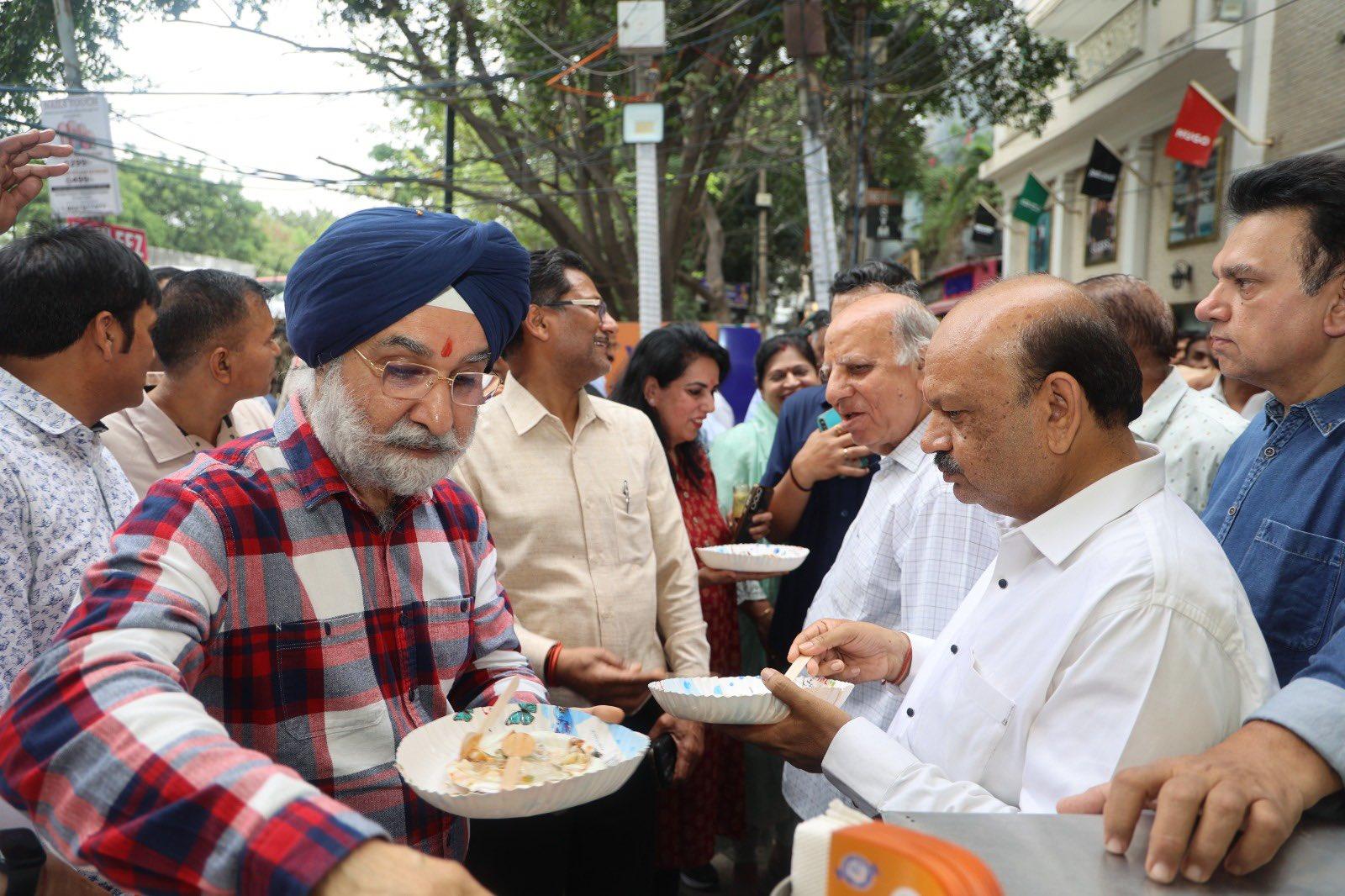 Delhi L-G relives student days in Model Town, enjoys street food