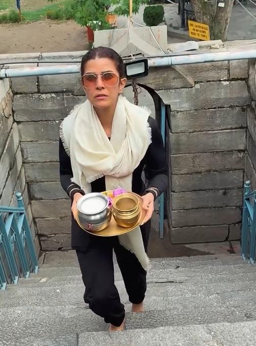 Nimrat Kaur ends the year on a spiritual note with a visit to Shankaracharya temple