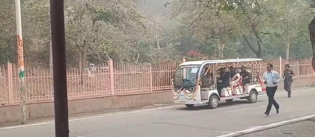 President Murmu arrives at Goverdhan Parvat, performs 21-km 'Parikrama' in golf cart