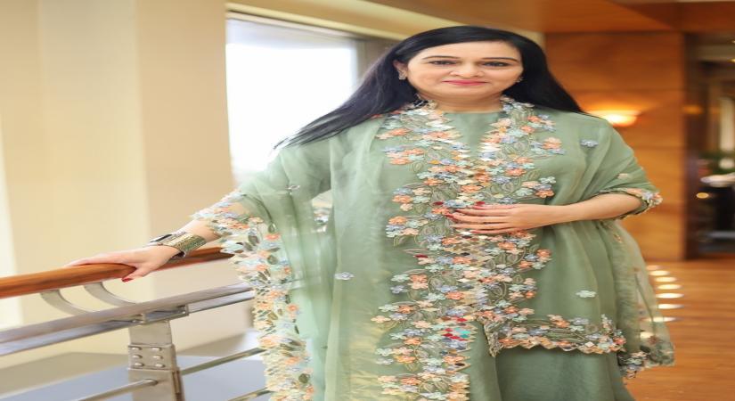 Padmini Kolhapure shares a soulful rendition of 'Madhuban Khushboo Deta Hai'