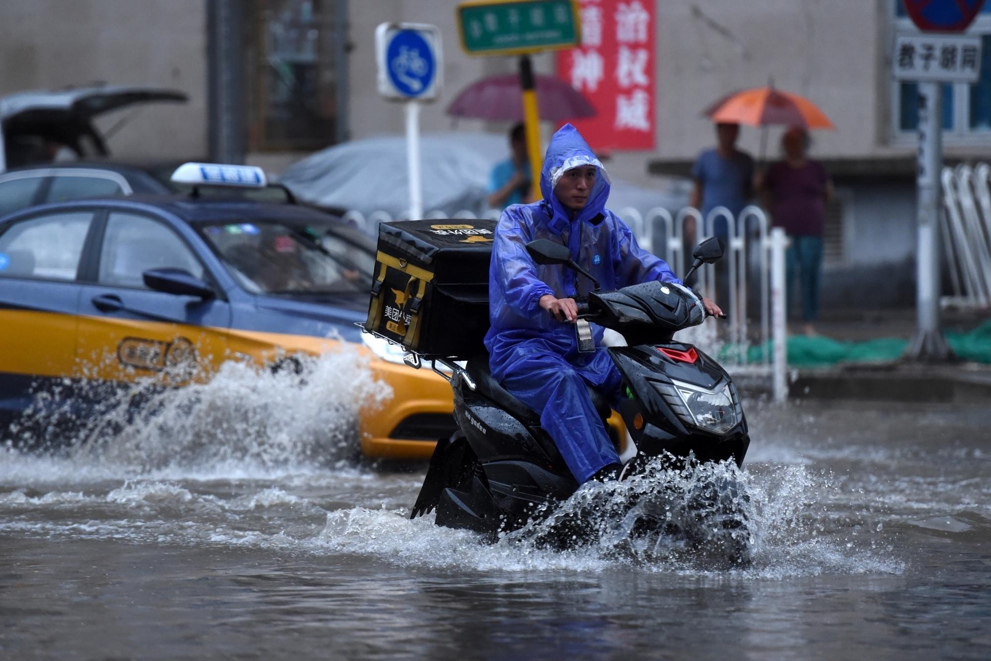 Beijing issues rainstorm, flood alerts amid heavy downpours