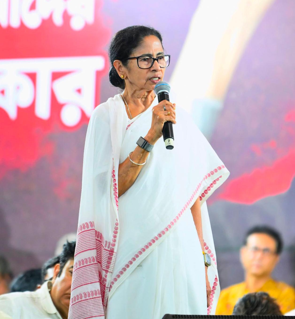 Mamata Banerjee blames Centre over cooking gas crisis, to chair an emergency meeting tomorrow