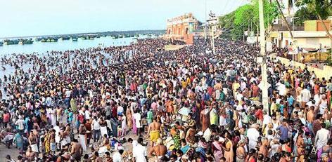 Devotees observe 'Mahalaya Amavasya' rituals at Rameswaram Agni Theertham in TN