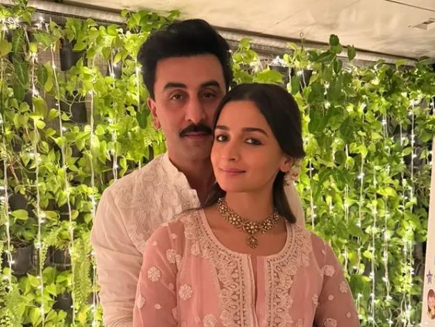 Ranbir Kapoor asks paparazzi for Alia Bhatt's birthday cake at airport with a playful remark