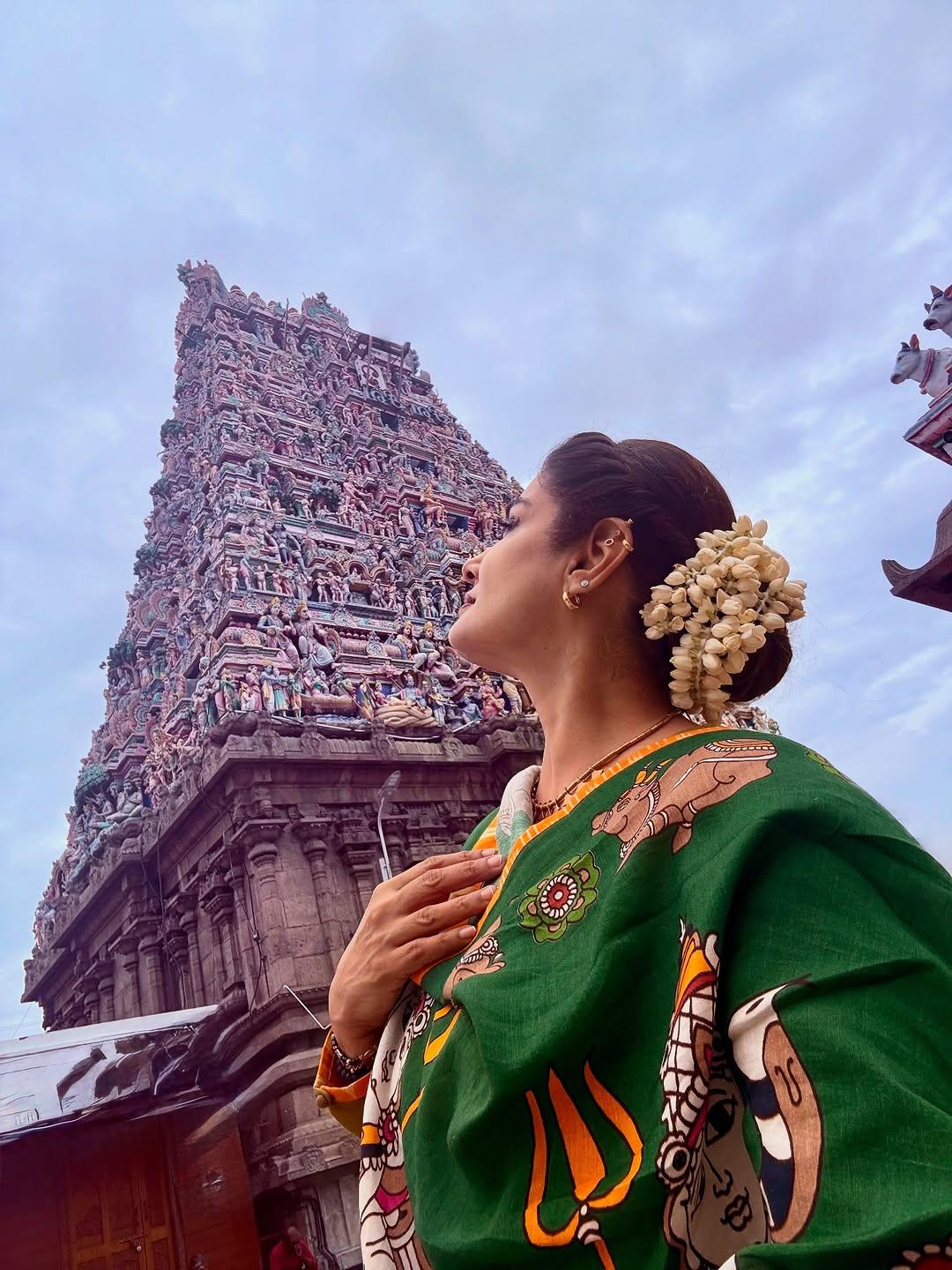 Raveena Tandon seeks blessings at Meenakshi Amman Temple